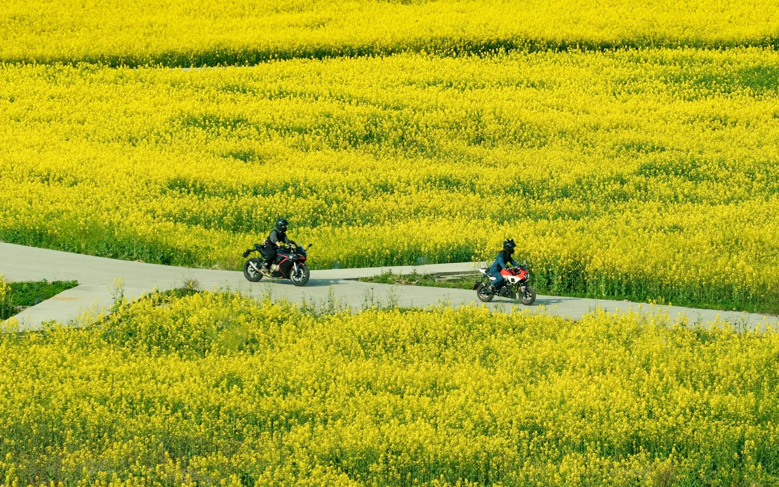 Instructional guide to listening to music on a motorcycle